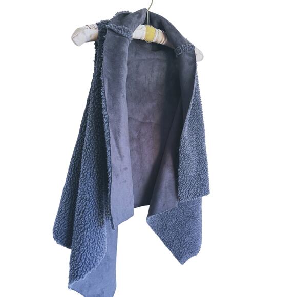 ELAN Gray Sherpa Faux Fur Sleeveless Cardigan Vest One Size Cozy Layering - Picture 4 of 8